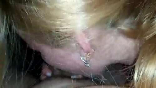 Блондинка сосала чуваку и раком давала в пизду