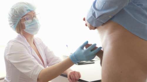 Докторша делает массаж простаты пациенту и дрочит ему