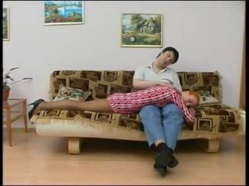 Молодая рыжая девушка в чулках отдается своему другу раком