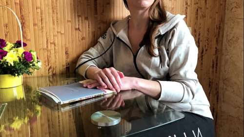 Уломал сводную сестру потрахаться утром на кухне