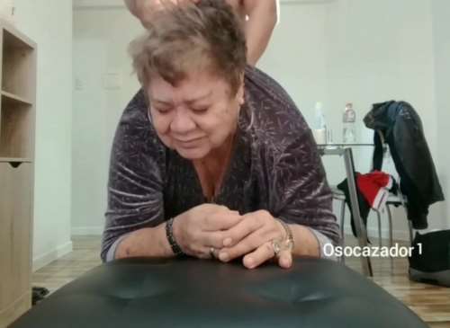 Старуха трахается в узкую киску с молодым парнем 