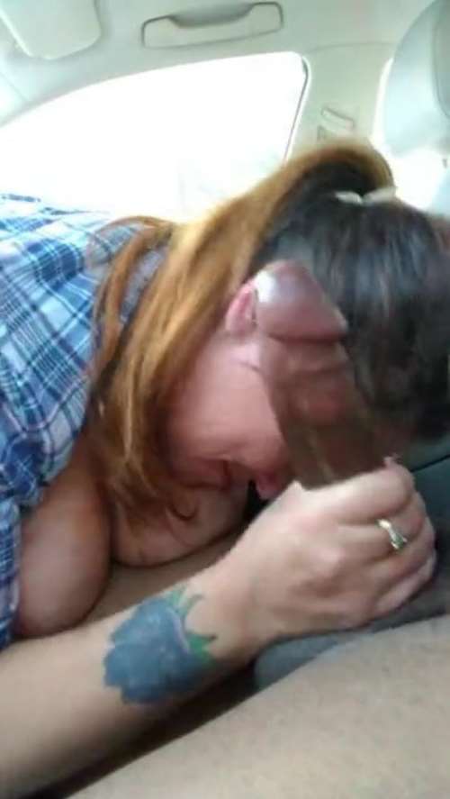 Толстая шлюха делает минет и берет сперму негра в ротик