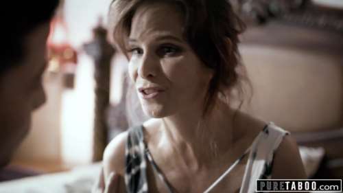 Мачеха попробовала секс втроем с пасынком и его другом в спальне 