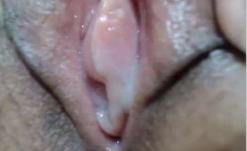 Кончил в киску и показал все на камеру крупным планом