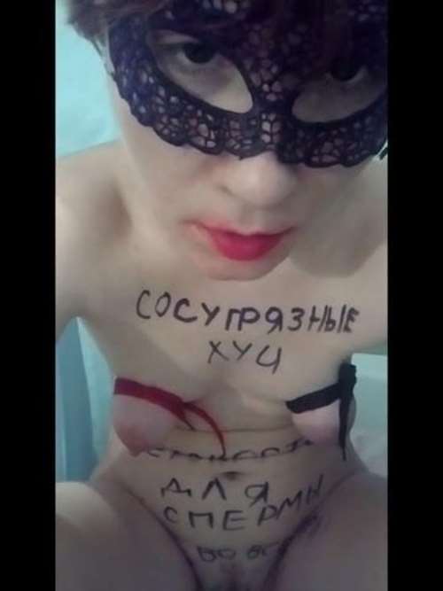 Вебкам модель разделась догола и показала свои титьки