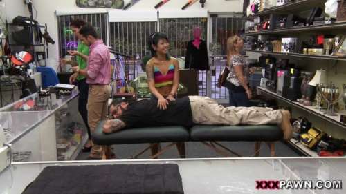 Татуированная массажистка ебется с мужиком в бритую киску на кушетке 