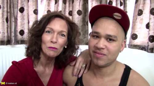 Старуха в черных чулках трахается с молодым парнем в киску