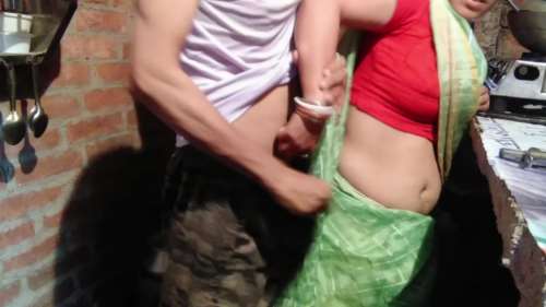 Индус снимает домашнее видео и ебет жену раком в киску 