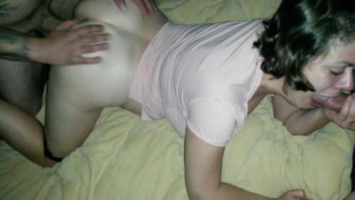 Жена попробовала секс втроем и получила сперму в киску