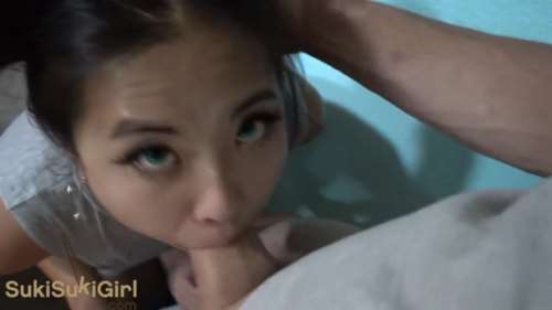 Опытная азиатка делает минет клиенту перед камерой до оргазма 