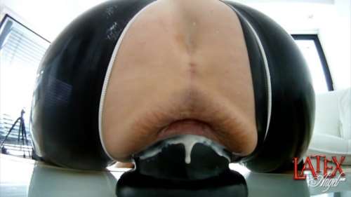 Вебкам модель устроила соло шоу и помастурбировала киску огромным дилдо